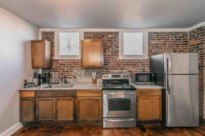 Close To TCU, King Bed and Sleeps 4